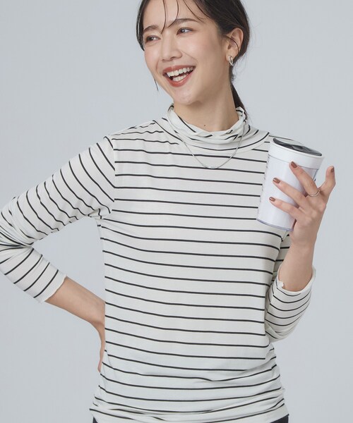 SHOO・LA・RUE(シューラルー)の「カシミアタッチ吸湿発熱ハイネックインナー(Tシャツ/カットソー・レディース・ブラック/サックスブルー/ホワイト/ナチュラル/ブラック系2/ダークグレー/ダークブラウン・02/01/04/03)」の3枚目の写真