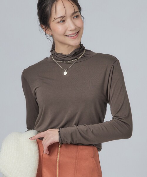 SHOO・LA・RUE(シューラルー)の「カシミアタッチ吸湿発熱ハイネックインナー(Tシャツ/カットソー・レディース・ブラック/サックスブルー/ホワイト/ナチュラル/ブラック系2/ダークグレー/ダークブラウン・02/01/04/03)」の5枚目の写真