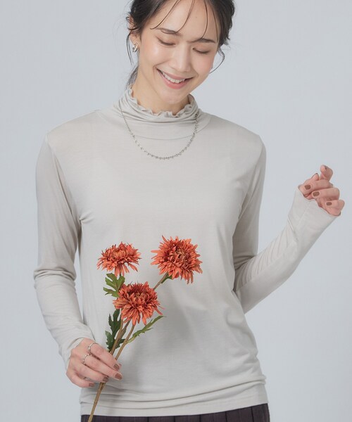 SHOO・LA・RUE(シューラルー)の「カシミアタッチ吸湿発熱ハイネックインナー(Tシャツ/カットソー・レディース・ブラック/サックスブルー/ホワイト/ナチュラル/ブラック系2/ダークグレー/ダークブラウン・02/01/04/03)」の6枚目の写真