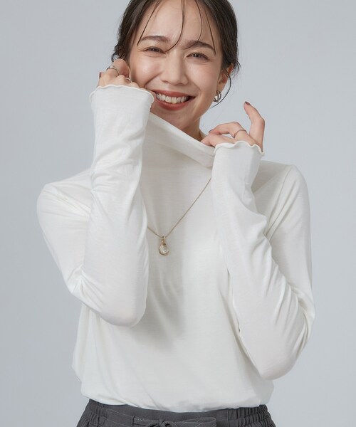 SHOO・LA・RUE(シューラルー)の「カシミアタッチ吸湿発熱ハイネックインナー(Tシャツ/カットソー・レディース・ブラック/サックスブルー/ホワイト/ナチュラル/ブラック系2/ダークグレー/ダークブラウン・02/01/04/03)」の1枚目の写真