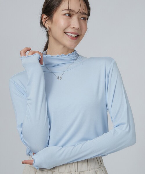 SHOO・LA・RUE(シューラルー)の「カシミアタッチ吸湿発熱ハイネックインナー(Tシャツ/カットソー・レディース・ブラック/サックスブルー/ホワイト/ナチュラル/ブラック系2/ダークグレー/ダークブラウン・02/01/04/03)」の7枚目の写真