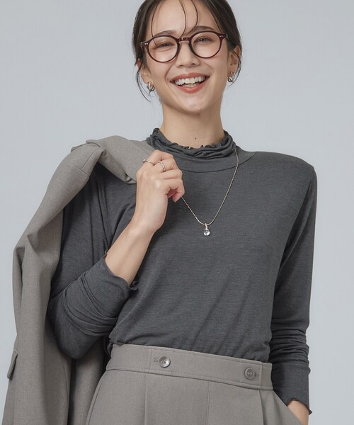 SHOO・LA・RUE(シューラルー)の「カシミアタッチ吸湿発熱ハイネックインナー(Tシャツ/カットソー・レディース・ブラック/サックスブルー/ホワイト/ナチュラル/ブラック系2/ダークグレー/ダークブラウン・02/01/04/03)」の4枚目の写真