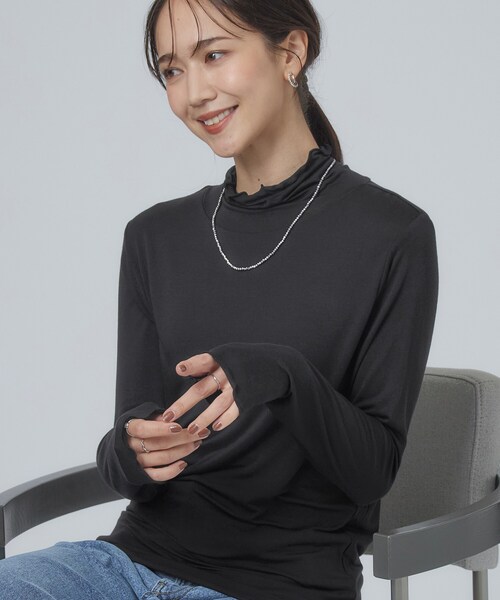 SHOO・LA・RUE(シューラルー)の「カシミアタッチ吸湿発熱ハイネックインナー(Tシャツ/カットソー・レディース・ブラック/サックスブルー/ホワイト/ナチュラル/ブラック系2/ダークグレー/ダークブラウン・02/01/04/03)」の2枚目の写真