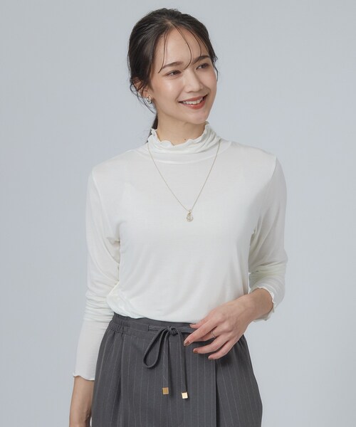 SHOO・LA・RUE(シューラルー)の「カシミアタッチ吸湿発熱ハイネックインナー(Tシャツ/カットソー・レディース・ブラック/サックスブルー/ホワイト/ナチュラル/ブラック系2/ダークグレー/ダークブラウン・02/01/04/03)」の8枚目の写真