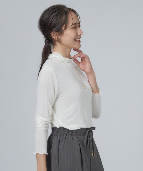 SHOO・LA・RUE(シューラルー)の「カシミアタッチ吸湿発熱ハイネックインナー(Tシャツ/カットソー・レディース・ブラック/サックスブルー/ホワイト/ナチュラル/ブラック系2/ダークグレー/ダークブラウン・02/01/04/03)」の9枚目の写真