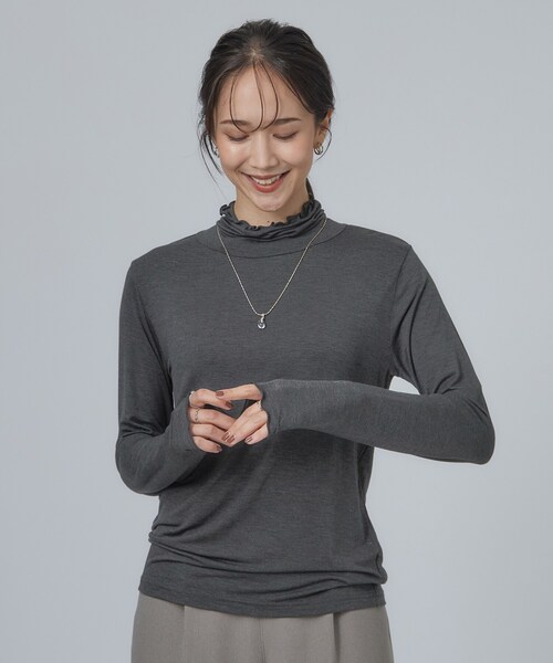 SHOO・LA・RUE(シューラルー)の「カシミアタッチ吸湿発熱ハイネックインナー(Tシャツ/カットソー・レディース・ブラック/サックスブルー/ホワイト/ナチュラル/ブラック系2/ダークグレー/ダークブラウン・02/01/04/03)」の12枚目の写真