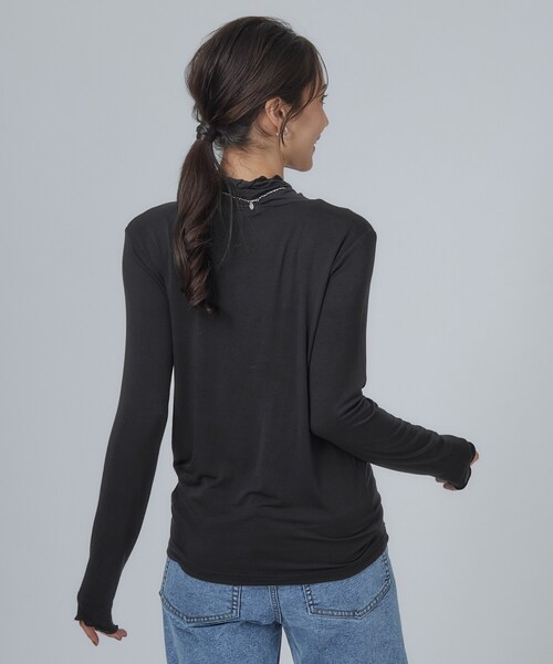 SHOO・LA・RUE(シューラルー)の「カシミアタッチ吸湿発熱ハイネックインナー(Tシャツ/カットソー・レディース・ブラック/サックスブルー/ホワイト/ナチュラル/ブラック系2/ダークグレー/ダークブラウン・02/01/04/03)」の17枚目の写真