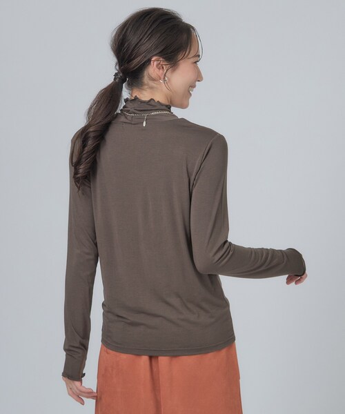 SHOO・LA・RUE(シューラルー)の「カシミアタッチ吸湿発熱ハイネックインナー(Tシャツ/カットソー・レディース・ブラック/サックスブルー/ホワイト/ナチュラル/ブラック系2/ダークグレー/ダークブラウン・02/01/04/03)」の21枚目の写真