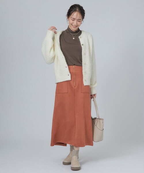 SHOO・LA・RUE(シューラルー)の「カシミアタッチ吸湿発熱ハイネックインナー(Tシャツ/カットソー・レディース・ブラック/サックスブルー/ホワイト/ナチュラル/ブラック系2/ダークグレー/ダークブラウン・02/01/04/03)」の22枚目の写真