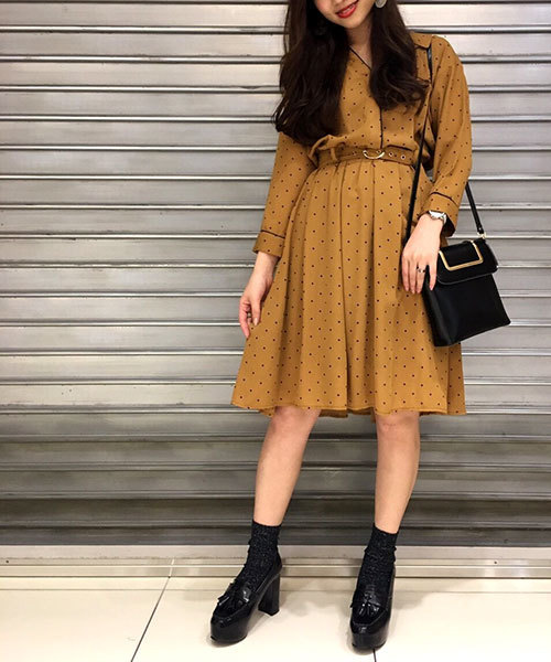 REDYAZEL（レディアゼル）の「ドットパイピング７分袖シャツワンピース（シャツワンピース・レディース・ブラウン系その他/グリーン系その他/ブルー系その他/ベージュ系その他・FREE）」の2枚目の写真