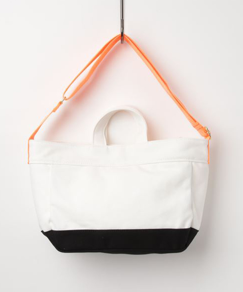 MACKDADDY（マックダディー）の「MACKDADDY x DogMan NEWS BOY BAG (SMALL)（ショルダーバッグ・メンズ・ホワイト・SMALL）」の6枚目の写真