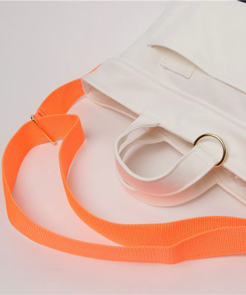 MACKDADDY（マックダディー）の「MACKDADDY x DogMan NEWS BOY BAG (SMALL)（ショルダーバッグ・メンズ・ホワイト・SMALL）」の4枚目の写真