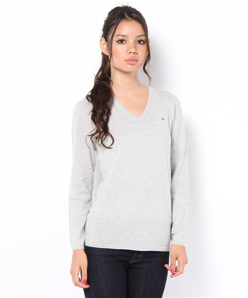 TOMMY HILFIGER（トミーヒルフィガー）の「FILLY V-NK SWEATER（ニット/セーター・レディース・ホワイト/グレー/ブラウン/ベージュ/グリーン/ネイビー/マスタード/レッド・SMALL/MEDIUM）」の2枚目の写真