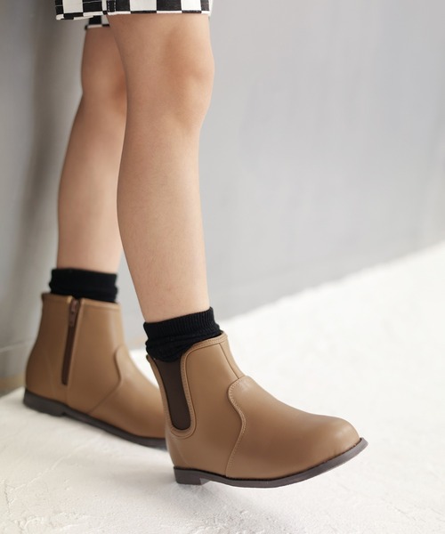 SOROTTO(ソロット)の「ファスナー付き サイドゴアブーツ(ブーツ・キッズ・ブラウン系その他/レッド/ブラック/ライトパープル/キャメル/ブルー/ブラック系その他/マスタード/ピンク/ライトブラウン/カーキ/ターコイズブルー/レオパード/アイボリー/ブラウン系その他2・22.0cm/21.0cm/18.0cm/20.0cm/16.0cm/19.0cm/17.0cm)」の6枚目の写真