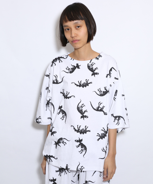 i(アイ)の「恐竜(大)プリントT(Tシャツ/カットソー・レディース・ホワイト/ブラック・フリ-)」の2枚目の写真