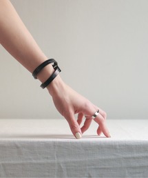 【美品】ロエベ バングル　リストバンド　黒レザー 美品】ロエベ バングル リストバンド 黒レザー