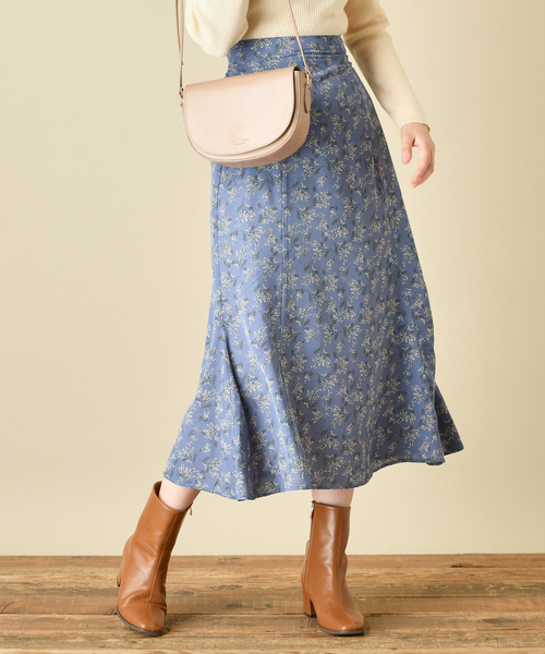 natural couture(ナチュラルクチュール)の「微光沢サテンゆるマーメイドスカート(スカート・レディース・ライトベージュ/ボルドー/その他1/その他2・FREE)」の3枚目の写真