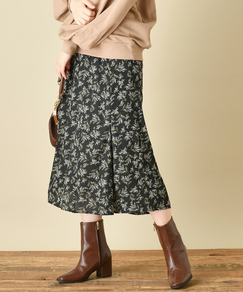 natural couture(ナチュラルクチュール)の「微光沢サテンゆるマーメイドスカート(スカート・レディース・ライトベージュ/ボルドー/その他1/その他2・FREE)」の4枚目の写真