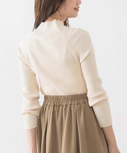 Pierrot（ピエロ）の「ストレッチリブハイネックニット（ニット/セーター・レディース・ブラック/アイボリー/モカ/ブルーグリーン/ブラウン/グレイッシュベージュ/イエロー/ピンク系その他/グリーン系その他・L/M）」の2枚目の写真