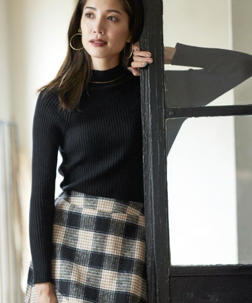 Pierrot（ピエロ）の「ストレッチリブハイネックニット（ニット/セーター・レディース・ブラック/アイボリー/モカ/ブルーグリーン/ブラウン/グレイッシュベージュ/イエロー/ピンク系その他/グリーン系その他・L/M）」の3枚目の写真