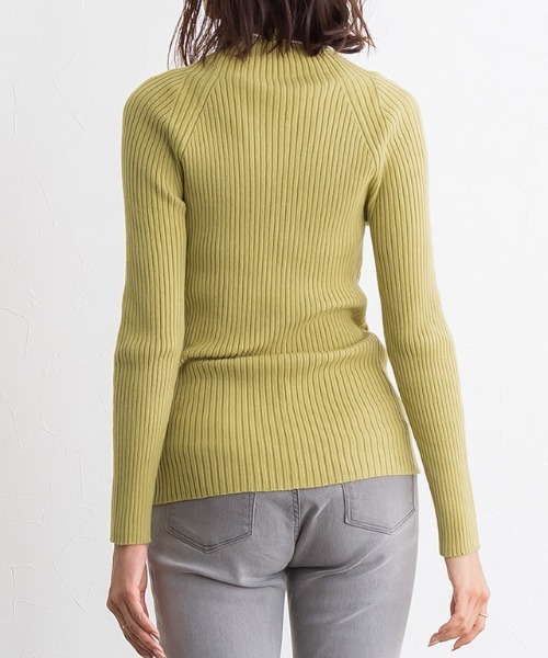 Pierrot（ピエロ）の「ストレッチリブハイネックニット（ニット/セーター・レディース・ブラック/アイボリー/モカ/ブルーグリーン/ブラウン/グレイッシュベージュ/イエロー/ピンク系その他/グリーン系その他・L/M）」の16枚目の写真