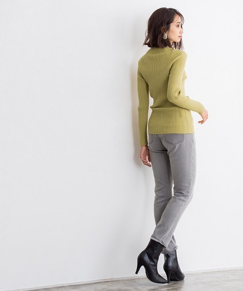 Pierrot（ピエロ）の「ストレッチリブハイネックニット（ニット/セーター・レディース・ブラック/アイボリー/モカ/ブルーグリーン/ブラウン/グレイッシュベージュ/イエロー/ピンク系その他/グリーン系その他・L/M）」の12枚目の写真