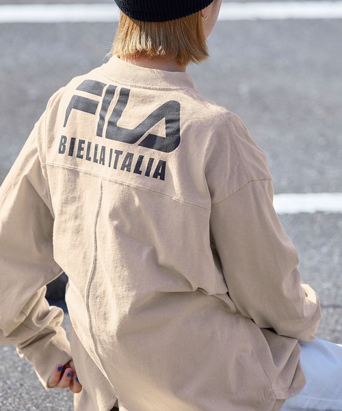 FILA（フィラ）の「FILA/フィラ 別注 フロント＆バックロゴ ビッグシルエットフットボール長袖Tシャツ/レディース（Tシャツ/カットソー・レディース・ホワイト/ブラック/モカ/グリーン系その他/グレイッシュベージュ/グレイッシュブルー・FREE）」の4枚目の写真