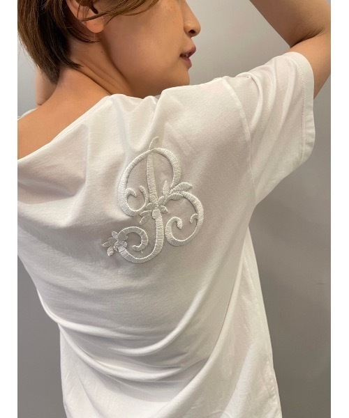 BEARDSLEY（ビアズリー）の「イニシャル刺繍Tシャツ（Tシャツ/カットソー・レディース・ホワイト/ブラック・FREE）」の3枚目の写真