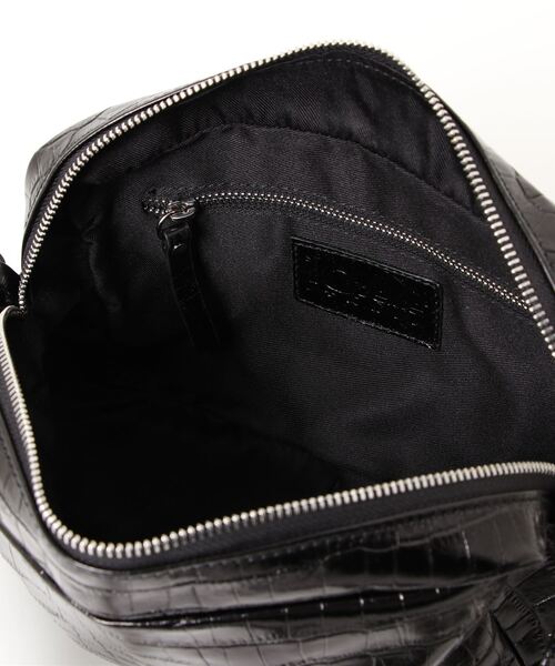 IO PELLE（イオペレ）の「イオペレ/io pelle MADE IN ITALY レザー型押しミニバッグ（ショルダーバッグ・メンズ・ブラック・FREE）」の4枚目の写真