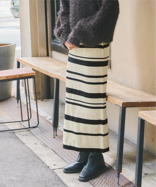 titivate(ティティベイト)の「スリットタイトニットスカート(スカート・レディース・ブラック/レッド/ライトブラウン/ライトグリーン/ネイビー/アイボリー/オレンジ/ブルー/ピンク/オリーブ/グレイッシュブルー/ピンク系その他/グレー/ホワイト系その他/グリーン系その他/オフホワイト/ブラウン・S/M/L/PS(XS-S))」の4枚目の写真