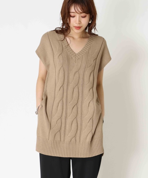 Jines（ジネス）の「レイヤードを楽しむ♪ケーブル編み前後2WAYニットベスト（ニット/セーター・レディース・ベージュ/ブルー・38）」の2枚目の写真