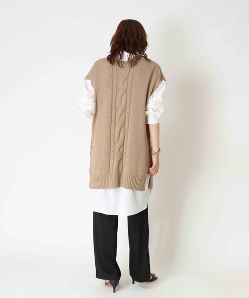 Jines（ジネス）の「レイヤードを楽しむ♪ケーブル編み前後2WAYニットベスト（ニット/セーター・レディース・ベージュ/ブルー・38）」の4枚目の写真