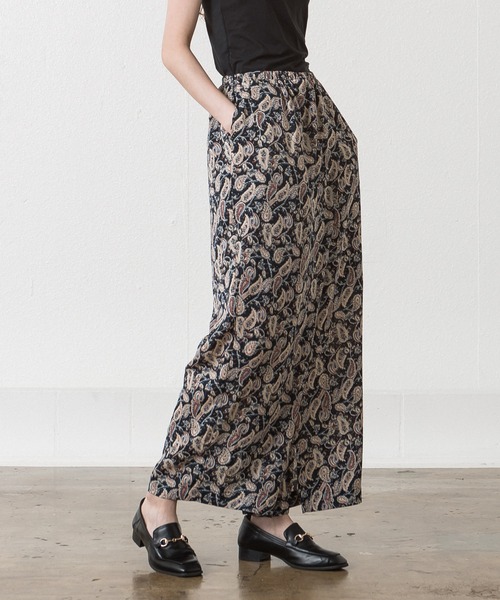 ALLUMER(アリュメール)の「ペイズリープリントワイドパンツ(その他パンツ・レディース・ブラック/ベージュ・1)」の2枚目の写真