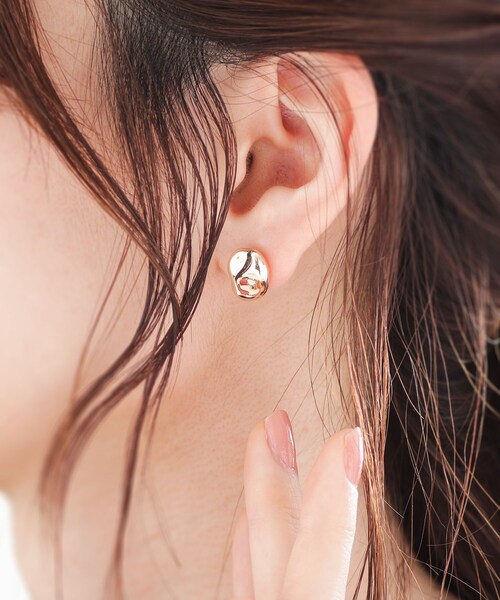 COCOSHNIK(ココシュニック)の「K10中空バロックパールモチーフ スタッドピアス(ピアス(両耳用)・レディース・ホワイト系その他7・00)」の7枚目の写真