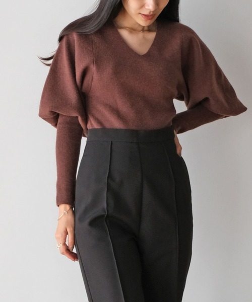 AKTE(アクテ)の「Vネックポイントスリーブニットプルオーバー(ニット/セーター・レディース・ブラック/ブラウン/ブルー・FREE)」の1枚目の写真