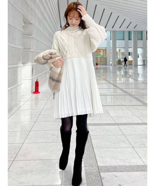 MERCURYDUO(マーキュリーデュオ)の「プリーツドッキングケーブルニットミニワンピース(ワンピース・レディース・ブラウン/グレー/オフホワイト・FREE)」の2枚目の写真