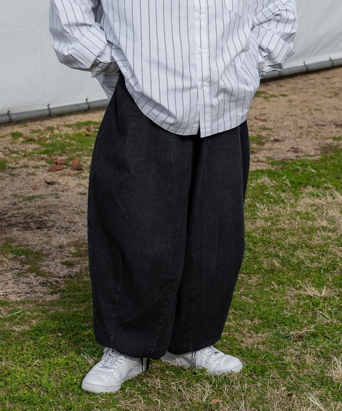 kutir(クティール)の「ワイドタックバルーンデニムパンツ(デニムパンツ・メンズ・ブラック/インディゴブルー・SMALL/MEDIUM/LARGE)」の2枚目の写真