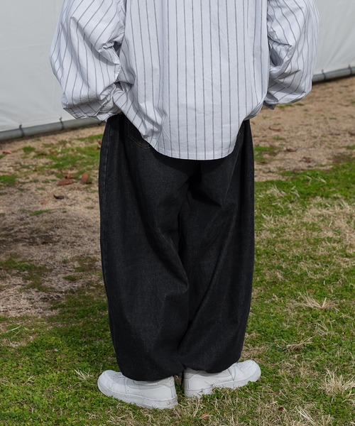 kutir(クティール)の「ワイドタックバルーンデニムパンツ(デニムパンツ・メンズ・ブラック/インディゴブルー・SMALL/MEDIUM/LARGE)」の10枚目の写真
