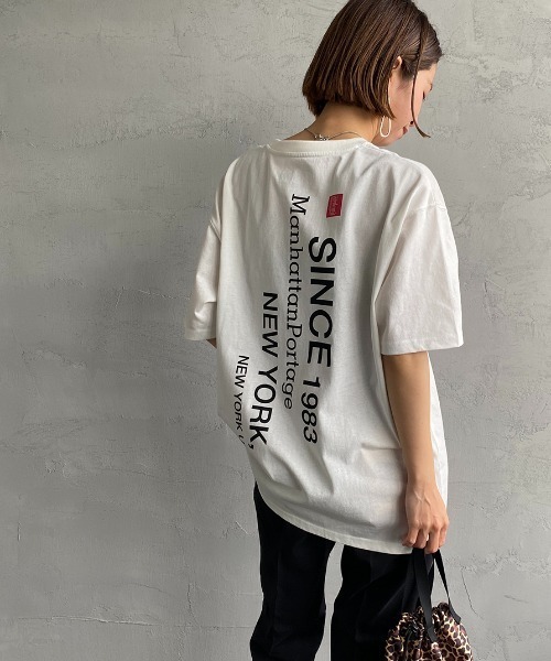 Manhattan Portage（マンハッタンポーテージ）の「[MANHATTAN PORTAGE/マンハッタンポーテージ] 別注 ブランドロゴ バックプリントTシャツ（Tシャツ/カットソー・レディース・ホワイト/ブラック/レッド・S/M/L/XL）」の2枚目の写真