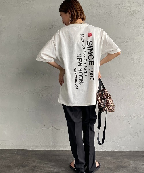 Manhattan Portage（マンハッタンポーテージ）の「[MANHATTAN PORTAGE/マンハッタンポーテージ] 別注 ブランドロゴ バックプリントTシャツ（Tシャツ/カットソー・レディース・ホワイト/ブラック/レッド・S/M/L/XL）」の11枚目の写真