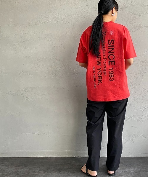 Manhattan Portage（マンハッタンポーテージ）の「[MANHATTAN PORTAGE/マンハッタンポーテージ] 別注 ブランドロゴ バックプリントTシャツ（Tシャツ/カットソー・レディース・ホワイト/ブラック/レッド・S/M/L/XL）」の7枚目の写真