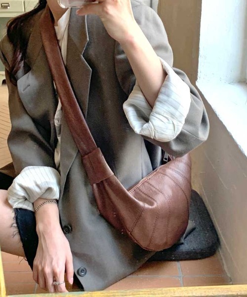 Vipoa（ヴィポア）の「ヴィンテージ風ショルダーバッグ（ショルダーバッグ・レディース・ブラック/ブラウン・FREE）」の11枚目の写真