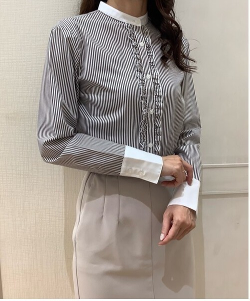 TOKYO SHIRTS（トウキョウシャツ）の「形態安定ノーアイロン スタンドカラー フリル付き長袖ビジネスワイシャツ（ビジネスシャツ・レディース・モカ・S/M/L/LL）」の10枚目の写真