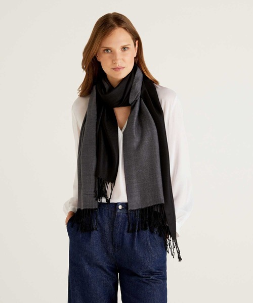 BENETTON (UNITED COLORS OF BENETTON)（ベネトンユナイテッドカラーズオブベネトン）の「フリンジ付きバイカラー配色ストール（ストール/ショール・レディース・レッド/ブラック/ブルー系その他/ベージュ・ONE SIZE）」の2枚目の写真