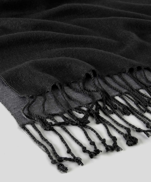 BENETTON (UNITED COLORS OF BENETTON)（ベネトンユナイテッドカラーズオブベネトン）の「フリンジ付きバイカラー配色ストール（ストール/ショール・レディース・レッド/ブラック/ブルー系その他/ベージュ・ONE SIZE）」の11枚目の写真