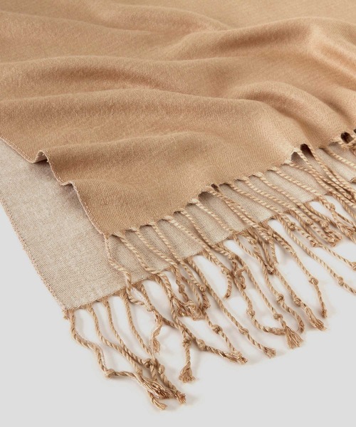 BENETTON (UNITED COLORS OF BENETTON)（ベネトンユナイテッドカラーズオブベネトン）の「フリンジ付きバイカラー配色ストール（ストール/ショール・レディース・レッド/ブラック/ブルー系その他/ベージュ・ONE SIZE）」の7枚目の写真