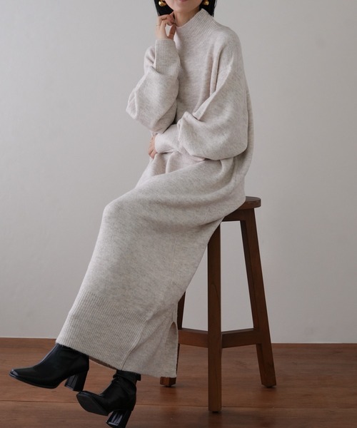 IAMUSE(アイアミューズ)の「もちもち 深Vネック/ハイネック ニットワンピース S0687【IAMUSE】(ワンピース・レディース・グレイッシュベージュ/オートミール/チャコール/ホワイト系/ベージュ系/グレー/ベージュ/グレー系/ホワイト・FREE)」の3枚目の写真