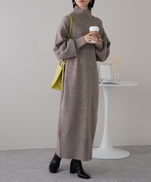 IAMUSE(アイアミューズ)の「もちもち 深Vネック/ハイネック ニットワンピース S0687【IAMUSE】(ワンピース・レディース・グレイッシュベージュ/オートミール/チャコール/ホワイト系/ベージュ系/グレー/ベージュ/グレー系/ホワイト・FREE)」の9枚目の写真