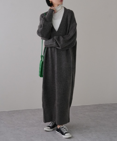 IAMUSE(アイアミューズ)の「もちもち 深Vネック/ハイネック ニットワンピース S0687【IAMUSE】(ワンピース・レディース・グレイッシュベージュ/オートミール/チャコール/ホワイト系/ベージュ系/グレー/ベージュ/グレー系/ホワイト・FREE)」の4枚目の写真