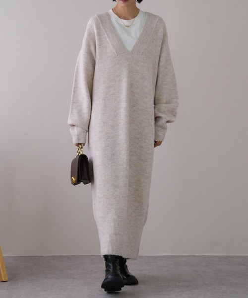 IAMUSE(アイアミューズ)の「もちもち 深Vネック/ハイネック ニットワンピース S0687【IAMUSE】(ワンピース・レディース・グレイッシュベージュ/オートミール/チャコール/ホワイト系/ベージュ系/グレー/ベージュ/グレー系/ホワイト・FREE)」の2枚目の写真